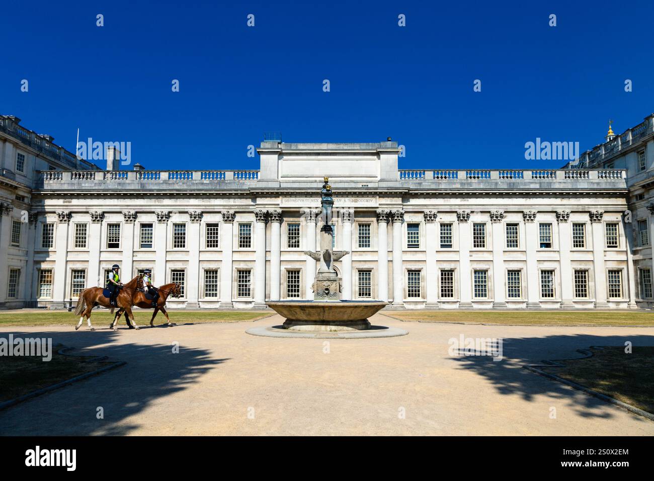 Edificio di stile classico del Trinity Laban Conservatoire of Music and Dance, esterno all'Old Royal Naval College, Greenwich, Londra, Inghilterra Foto Stock