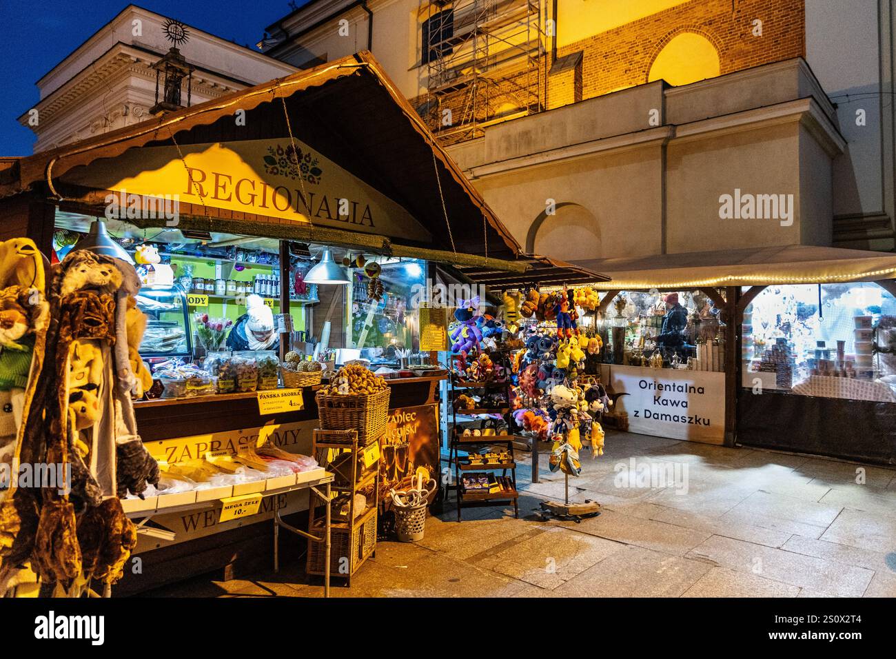 Mercato di Trzecia Brama nella Piazza del Castello (Plac Zamkowy) della città Vecchia (stare Miasto), Varsavia, Polonia Foto Stock