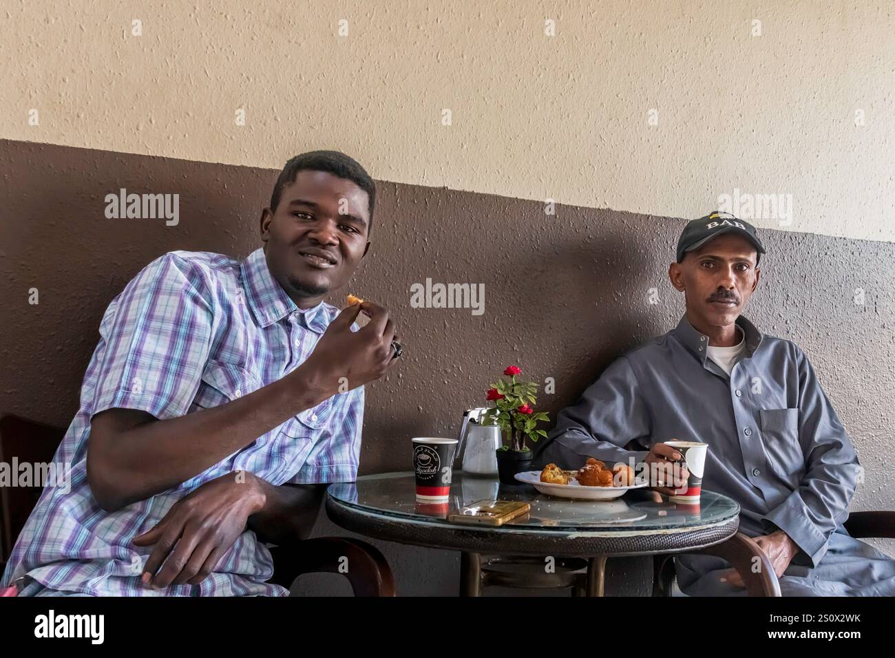 Clienti del Sudanese Cafe Foto Stock
