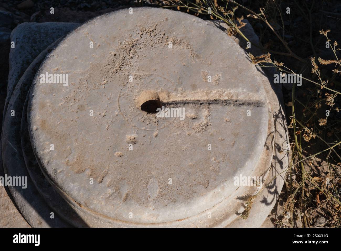 Turchia, Turkiye. Ingegneria delle costruzioni, rovine romane a Efeso. Base di una colonna che mostra la tecnica di ancoraggio delle pietre superiori in posizione. Foto Stock