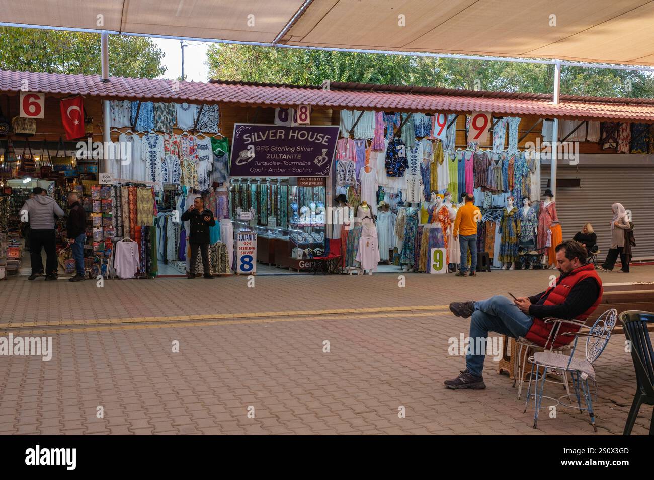 Turchia, Turkiye. Negozi di souvenir uscendo dalle rovine di Efeso. Foto Stock