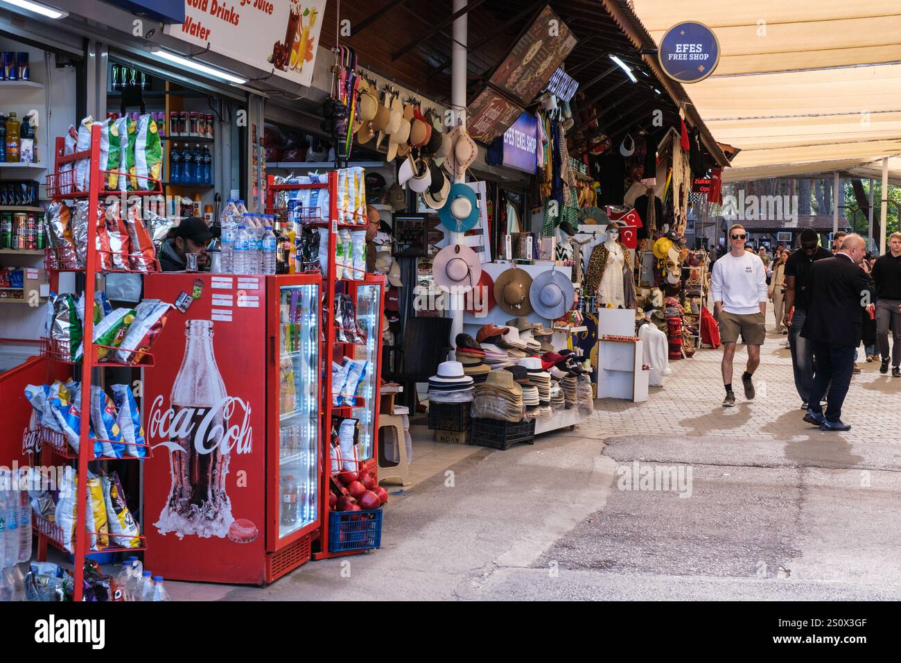Turchia, Turkiye. Negozi di souvenir uscendo dalle rovine di Efeso. Foto Stock