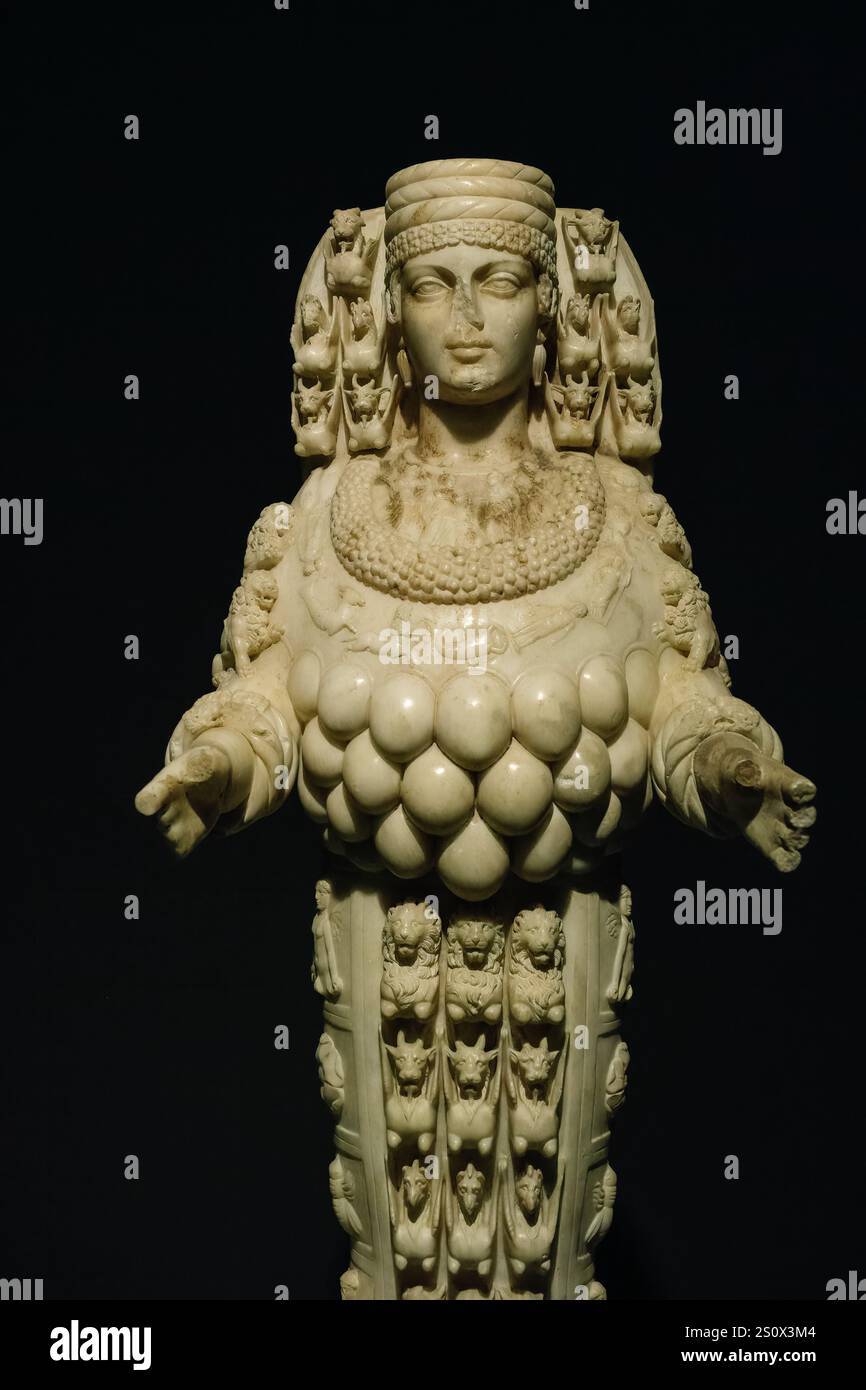 Selcuk, Turchia, Turkiye. Statua della bella Artemide, dea greca, 2°. Secolo d.C., Museo di Efeso. Foto Stock