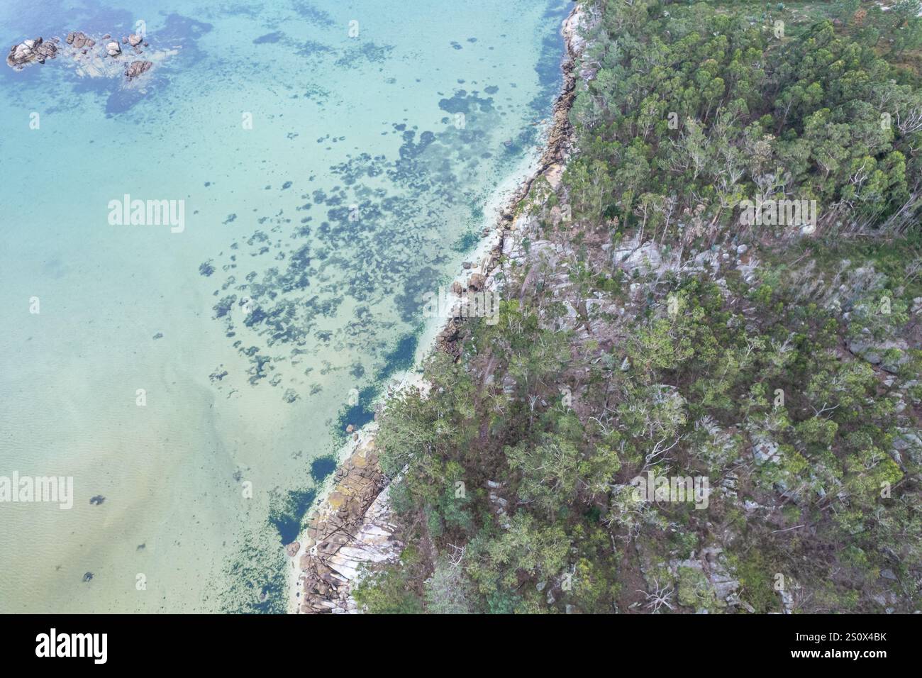 Vista dall'alto aerea con drone della costa della ria de arousa, provincia di Pontevedra. Galizia, Spagna Foto Stock