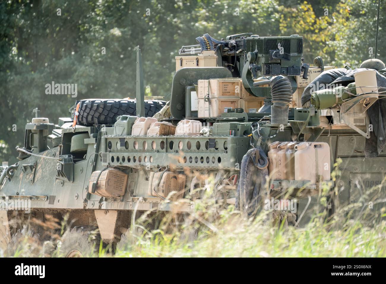 Veicolo da combattimento USA Stryker a 8 ruote carico in movimento Foto Stock