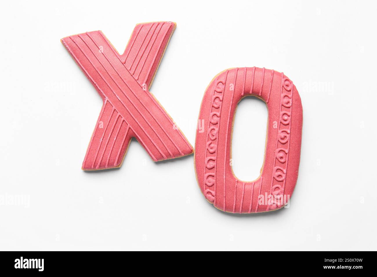 Dolci biscotti a forma di simbolo XO su sfondo bianco. Festa di San Valentino Foto Stock