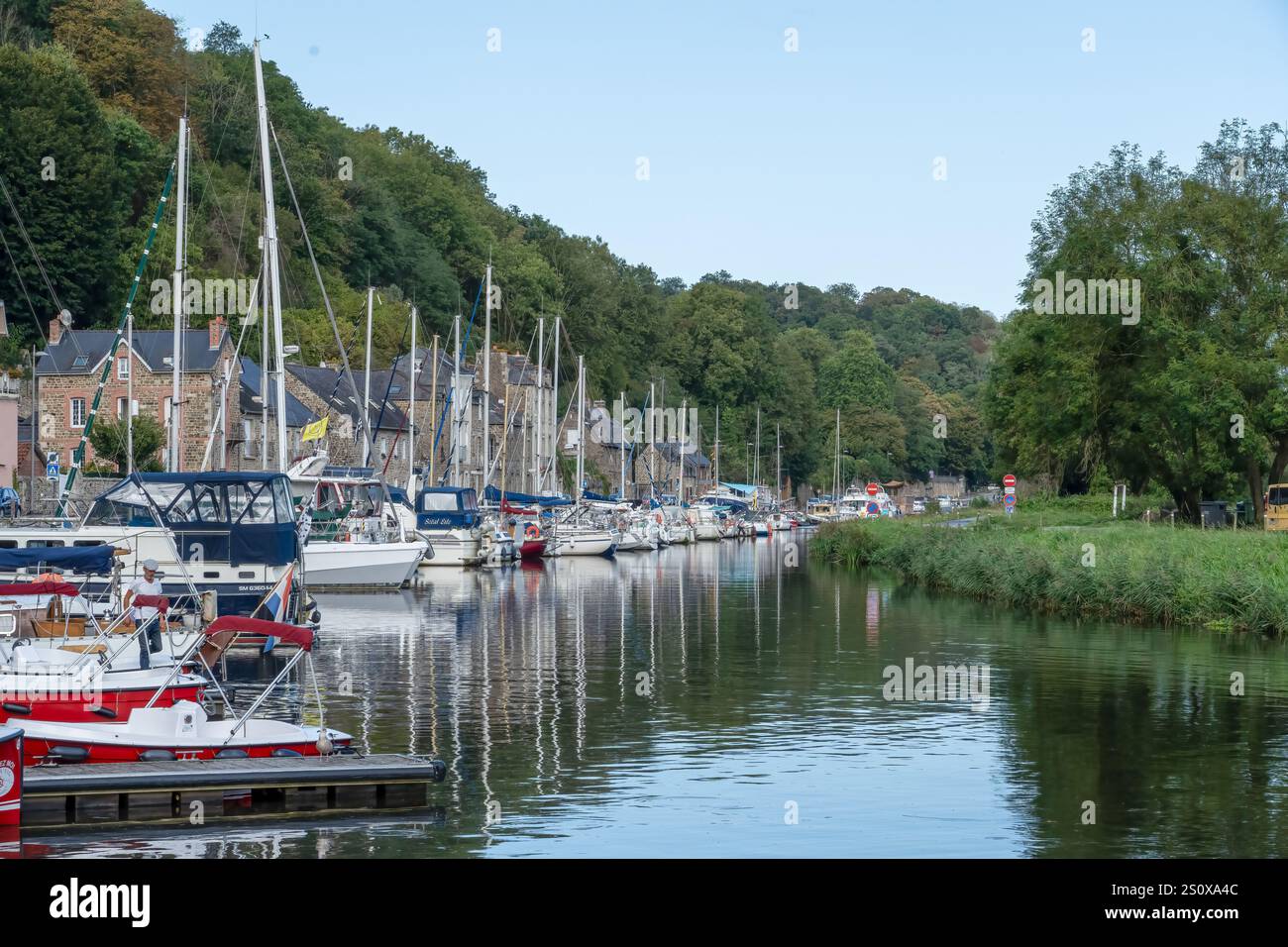 Guardando lungo il fiume rance a barche e yacht motrici, Dinan France Foto Stock