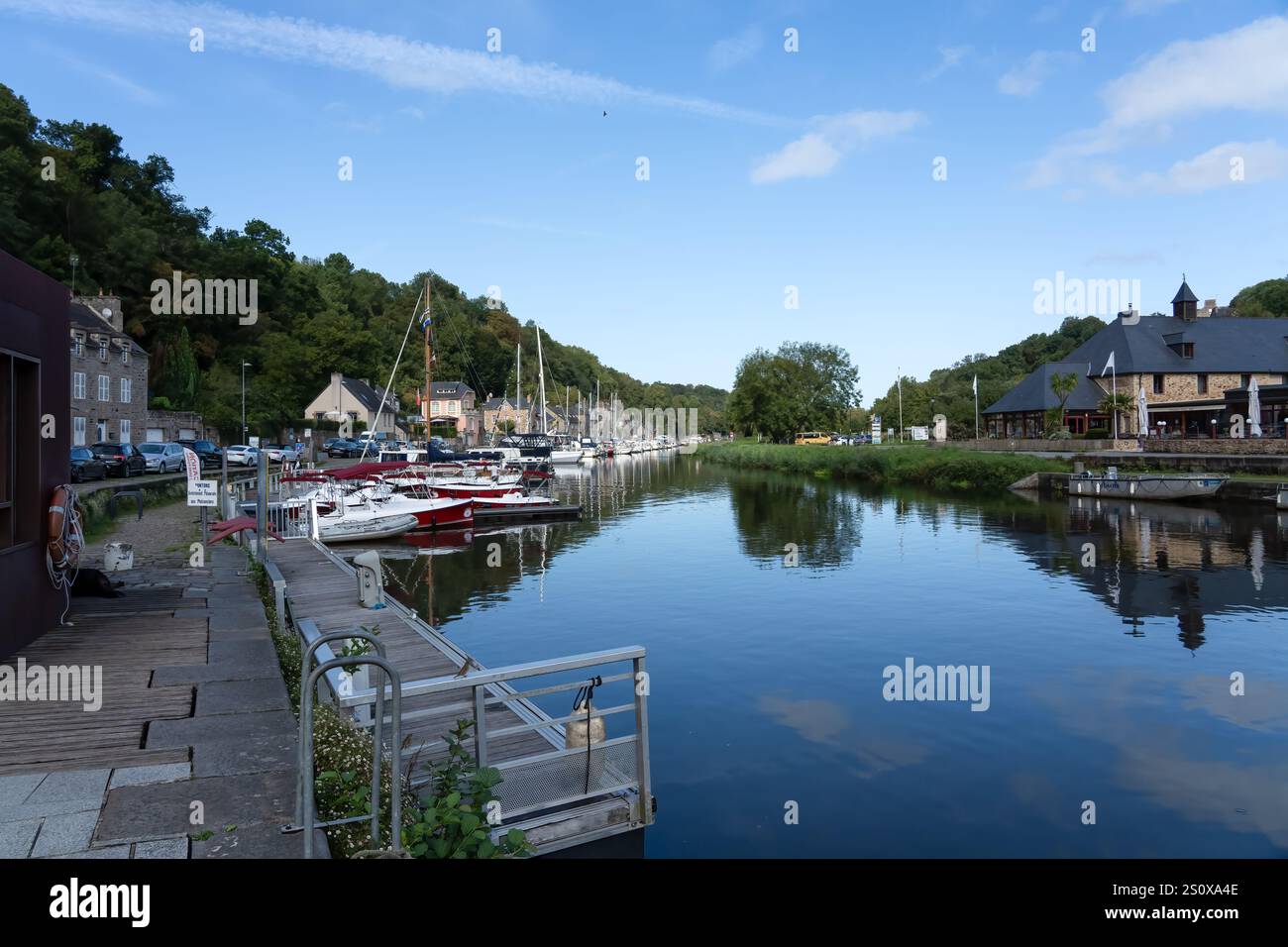 Guardando lungo il fiume rance a barche e yacht motrici, Dinan France Foto Stock
