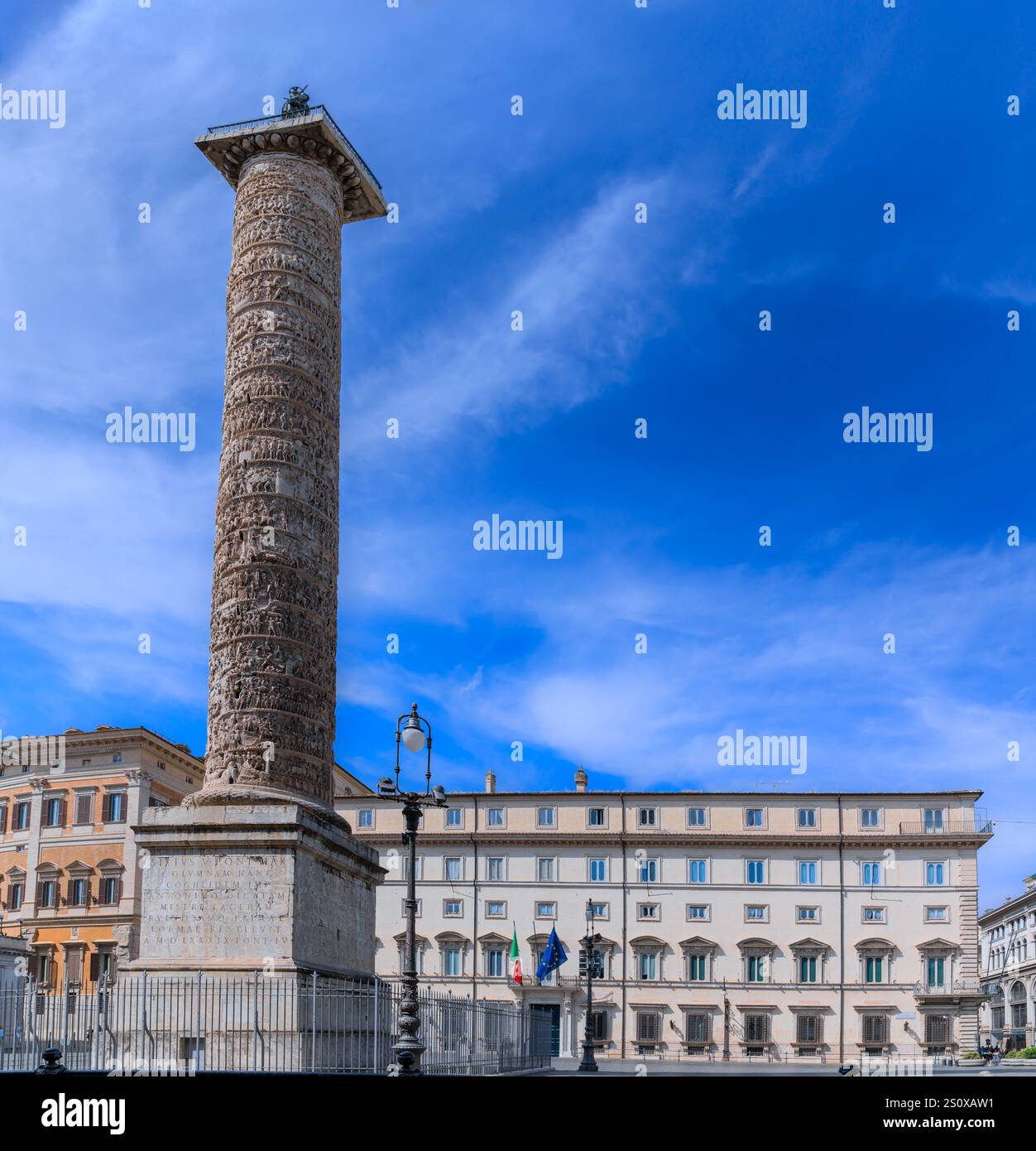 Panorama di Roma, Italia: Vista di Piazza colonna con la colonna di Marco Aurelio e Palazzo Chigi. Foto Stock