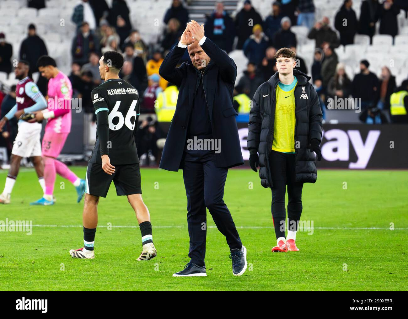 Londra, Regno Unito. 29 dicembre 2024. Arne slot, il manager del Liverpool applaude i tifosi al London Stadium dopo la partita. Partita di Premier League, West Ham Utd contro Liverpool allo Stadio di Londra, Queen Elizabeth Olympic Park a Londra domenica 29 dicembre 2024. Questa immagine può essere utilizzata solo per scopi editoriali. Foto per uso editoriale di Sandra Mailer/Andrew Orchard fotografia sportiva/Alamy Live news Credit: Andrew Orchard fotografia sportiva/Alamy Live News Foto Stock