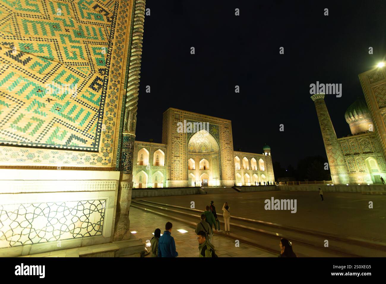 Il Registan, era il cuore della città di Samarcanda dell'Impero timuride, ora diventa il famoso luogo turistico dell'Uzbekistan Foto Stock