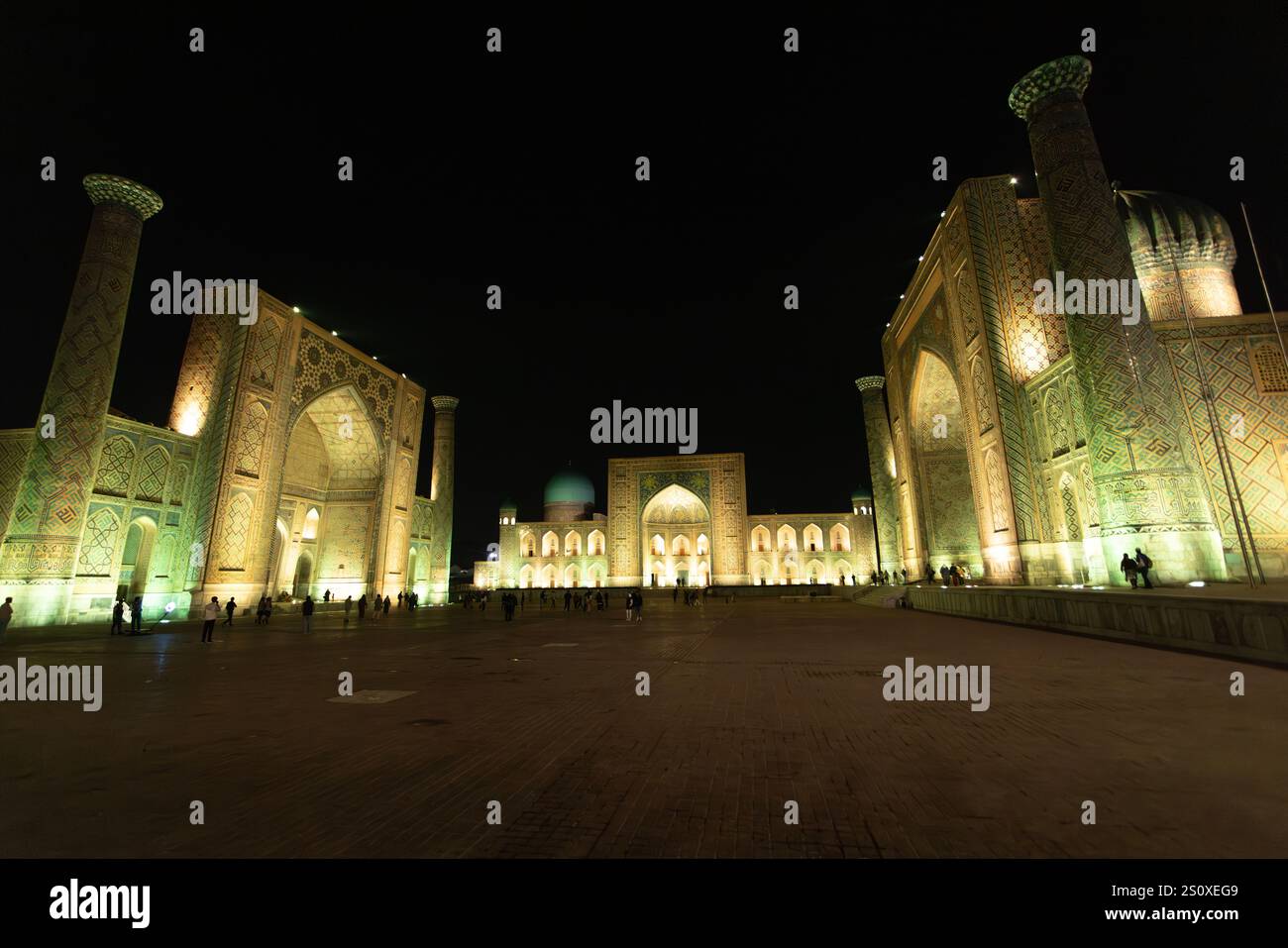 Il Registan, era il cuore della città di Samarcanda dell'Impero timuride, ora diventa il famoso luogo turistico dell'Uzbekistan Foto Stock