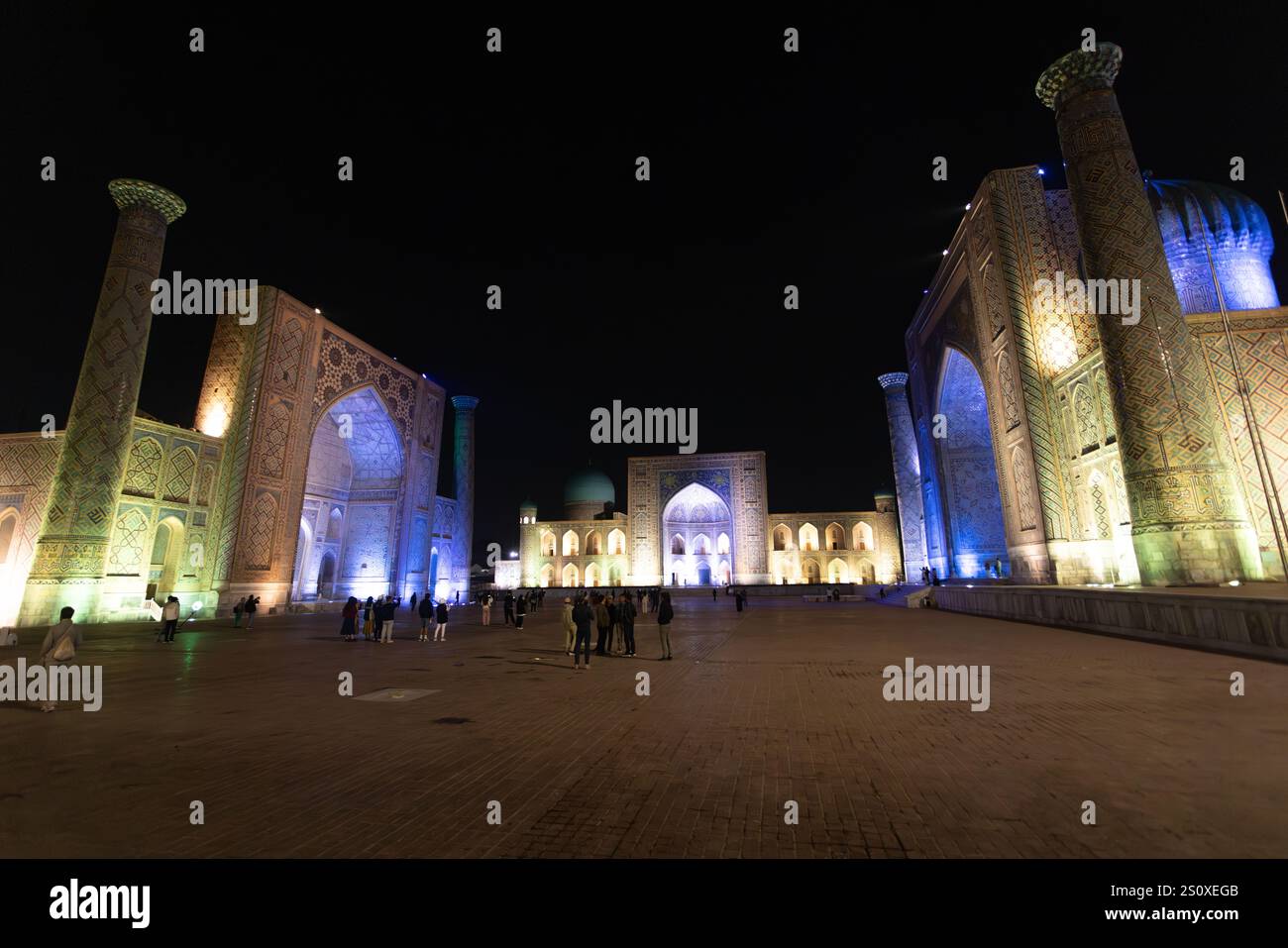 Il Registan, era il cuore della città di Samarcanda dell'Impero timuride, ora diventa il famoso luogo turistico dell'Uzbekistan Foto Stock