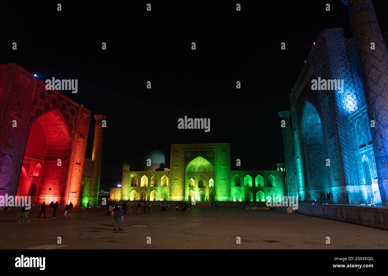 Il Registan, era il cuore della città di Samarcanda dell'Impero timuride, ora diventa il famoso luogo turistico dell'Uzbekistan Foto Stock