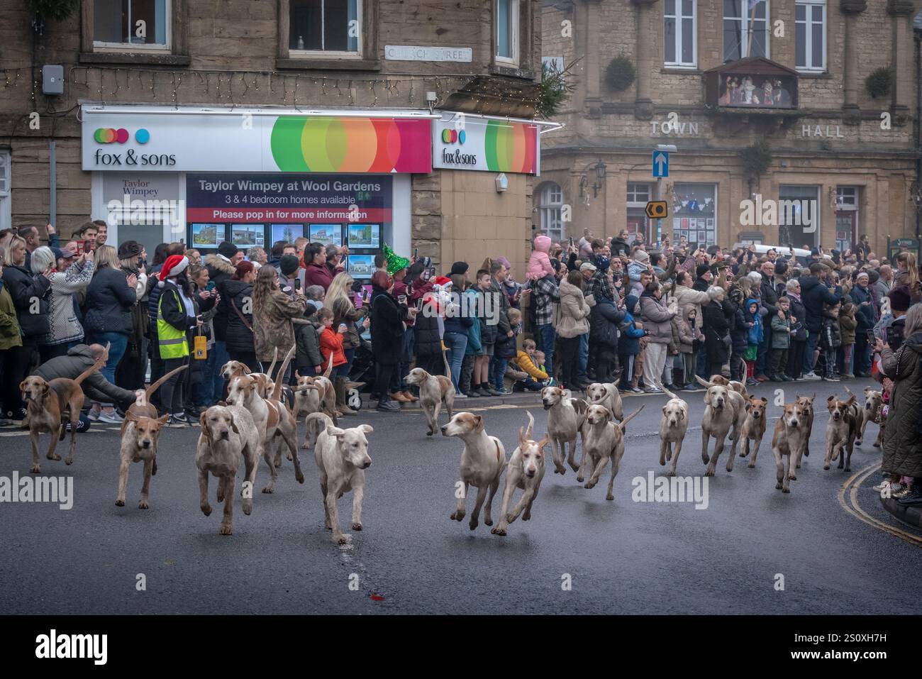 Seavington Hunt tradizionale incontro di Santo Stefano nella città di Crewkerne. Fondata nel 1863 da Tom Naish. Somerset, Regno Unito Foto Stock