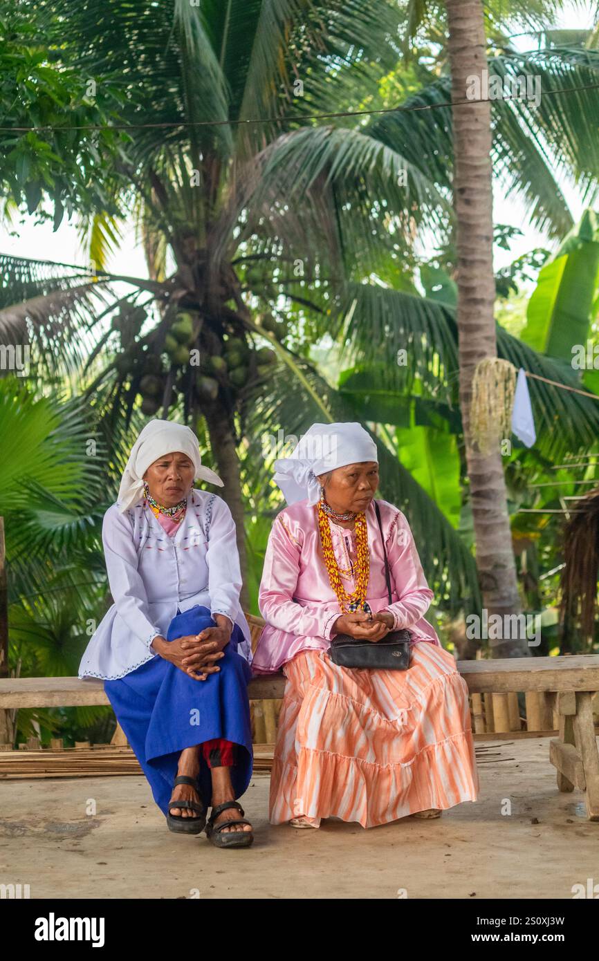 Due donne Arumanen Manuvu anziane membri di una tribù indigena Mindanao a Cotabato nelle Filippine Foto Stock