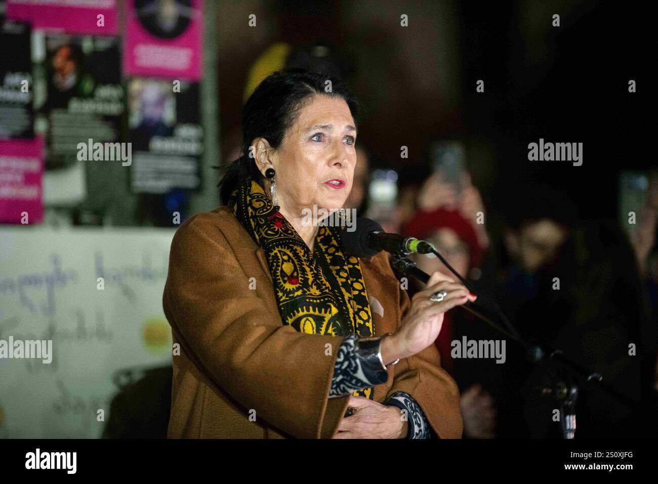 Tbilisi, Georgia. 22 dicembre 2024. Il presidente georgiano Salome Zourabichvili si è rivolto ai manifestanti al di fuori del parlamento a Tbilisi nella 25a notte consecutiva di manifestazioni a seguito di una contesa elezione. Mentre il suo mandato si avvicina alla fine, si rifiuta di dimettersi, citando manipolazioni elettorali e chiedendo nuove elezioni eque. Nel frattempo, il partito Georgian Dream, sotto accuse di trucchi elettorali, ha tenuto un voto parlamentare boicottato dall'opposizione, nominando Mikheil Kavelashvili come presidente eletto. Il primo ministro Georgian Dream Irakli Kobakhidze ha accennato alla possibile arra di Zourabichvili Foto Stock