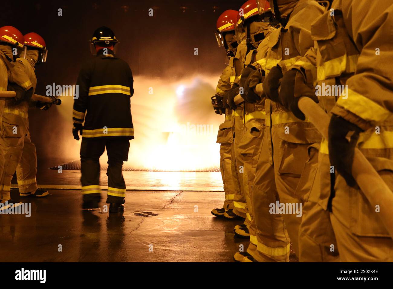 Gli studenti della Officer Candidate School, classe 06-23, presso l'Officer Training Command di Newport (OTCN), conducono addestramento antincendio. Un'efficace abilità antincendio è una componente fondamentale di qualsiasi operazione navale, e la Marina degli Stati Uniti prende sul serio questa responsabilità. Al centro di questo impegno sono gli uomini e le donne devoti della Marina militare che sono dotati delle conoscenze, delle competenze e delle competenze necessarie per prevenire, contenere e spegnere gli incendi in mare. Concentrandosi sulla sicurezza, la disponibilità e la collaborazione, la Marina rimane ferma nel suo impegno per garantire il benessere della sua vela Foto Stock