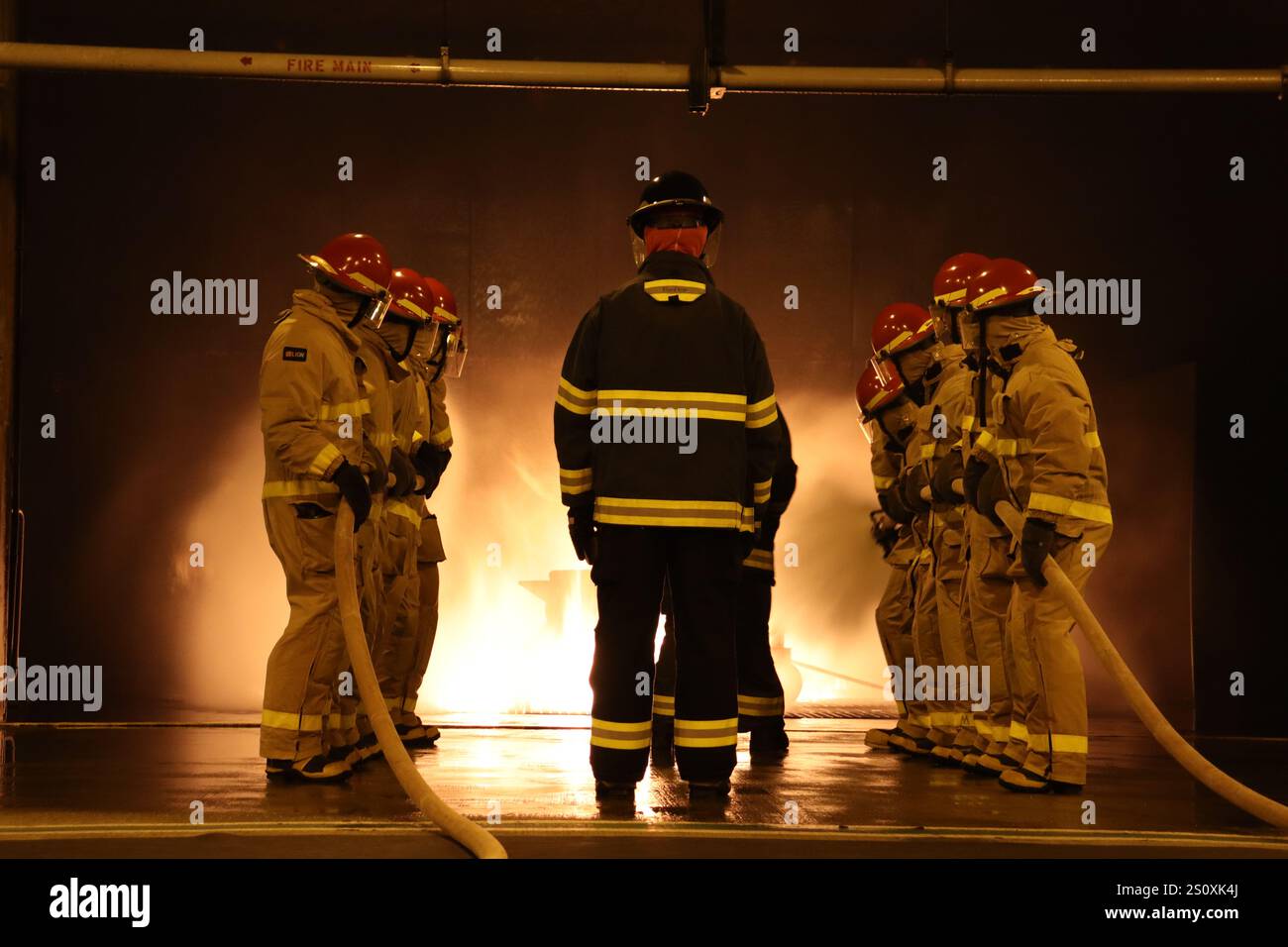 Gli studenti della Officer Candidate School, classe 06-23, presso l'Officer Training Command di Newport (OTCN), conducono addestramento antincendio. Un'efficace abilità antincendio è una componente fondamentale di qualsiasi operazione navale, e la Marina degli Stati Uniti prende sul serio questa responsabilità. Al centro di questo impegno sono gli uomini e le donne devoti della Marina militare che sono dotati delle conoscenze, delle competenze e delle competenze necessarie per prevenire, contenere e spegnere gli incendi in mare. Concentrandosi sulla sicurezza, la disponibilità e la collaborazione, la Marina rimane ferma nel suo impegno per garantire il benessere della sua vela Foto Stock