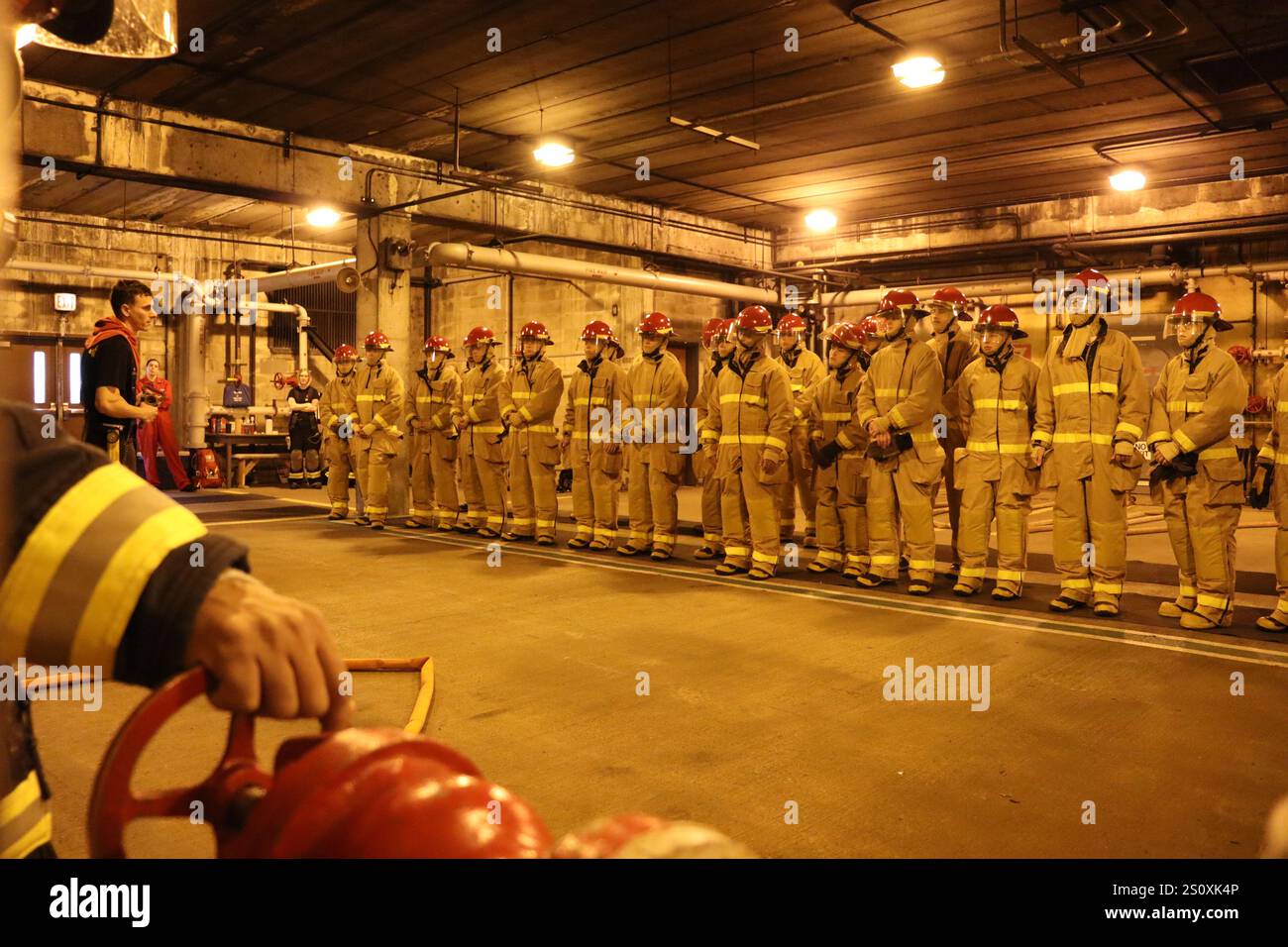Gli studenti della Officer Candidate School, classe 06-23, presso l'Officer Training Command di Newport (OTCN), conducono addestramento antincendio. Un'efficace abilità antincendio è una componente fondamentale di qualsiasi operazione navale, e la Marina degli Stati Uniti prende sul serio questa responsabilità. Al centro di questo impegno sono gli uomini e le donne devoti della Marina militare che sono dotati delle conoscenze, delle competenze e delle competenze necessarie per prevenire, contenere e spegnere gli incendi in mare. Concentrandosi sulla sicurezza, la disponibilità e la collaborazione, la Marina rimane ferma nel suo impegno per garantire il benessere della sua vela Foto Stock