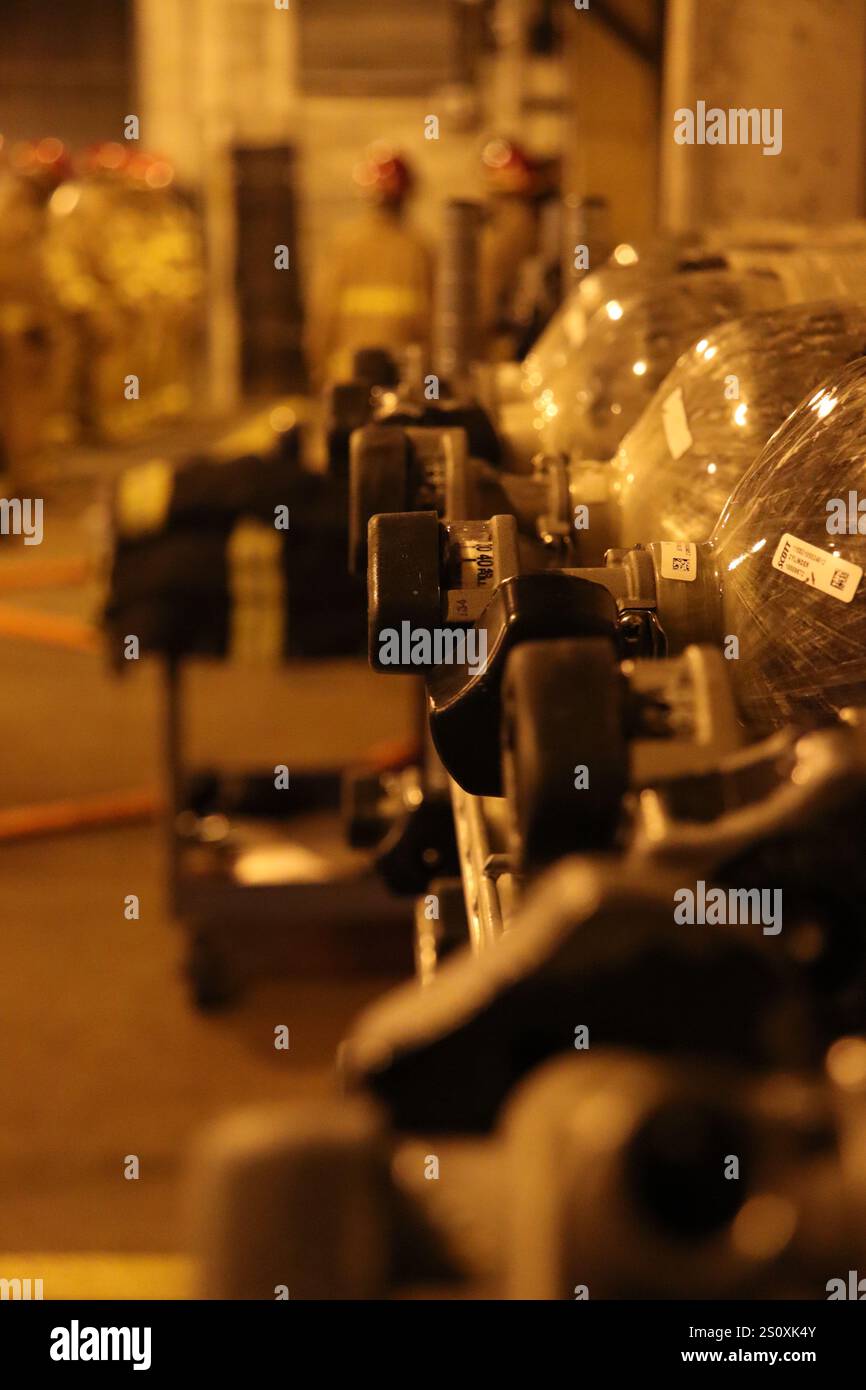 Gli studenti della Officer Candidate School, classe 06-23, presso l'Officer Training Command di Newport (OTCN), conducono addestramento antincendio. Un'efficace abilità antincendio è una componente fondamentale di qualsiasi operazione navale, e la Marina degli Stati Uniti prende sul serio questa responsabilità. Al centro di questo impegno sono gli uomini e le donne devoti della Marina militare che sono dotati delle conoscenze, delle competenze e delle competenze necessarie per prevenire, contenere e spegnere gli incendi in mare. Concentrandosi sulla sicurezza, la disponibilità e la collaborazione, la Marina rimane ferma nel suo impegno per garantire il benessere della sua vela Foto Stock