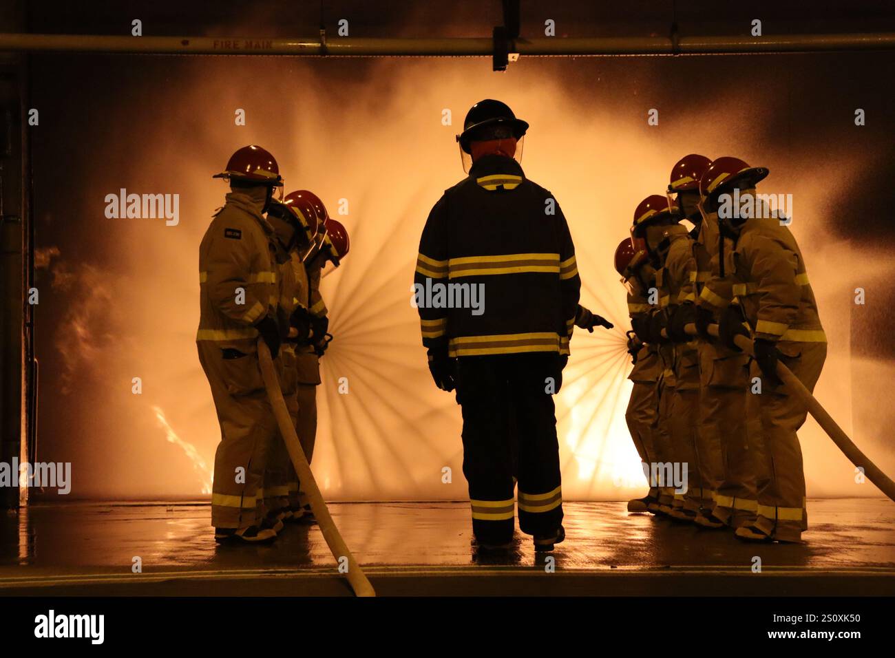 Gli studenti della Officer Candidate School, classe 06-23, presso l'Officer Training Command di Newport (OTCN), conducono addestramento antincendio. Un'efficace abilità antincendio è una componente fondamentale di qualsiasi operazione navale, e la Marina degli Stati Uniti prende sul serio questa responsabilità. Al centro di questo impegno sono gli uomini e le donne devoti della Marina militare che sono dotati delle conoscenze, delle competenze e delle competenze necessarie per prevenire, contenere e spegnere gli incendi in mare. Concentrandosi sulla sicurezza, la disponibilità e la collaborazione, la Marina rimane ferma nel suo impegno per garantire il benessere della sua vela Foto Stock