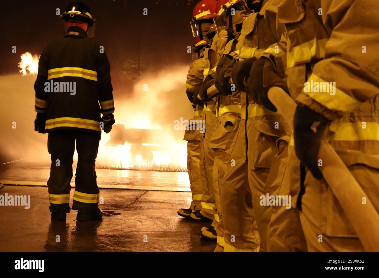 Gli studenti della Officer Candidate School, classe 06-23, presso l'Officer Training Command di Newport (OTCN), conducono addestramento antincendio. Un'efficace abilità antincendio è una componente fondamentale di qualsiasi operazione navale, e la Marina degli Stati Uniti prende sul serio questa responsabilità. Al centro di questo impegno sono gli uomini e le donne devoti della Marina militare che sono dotati delle conoscenze, delle competenze e delle competenze necessarie per prevenire, contenere e spegnere gli incendi in mare. Concentrandosi sulla sicurezza, la disponibilità e la collaborazione, la Marina rimane ferma nel suo impegno per garantire il benessere della sua vela Foto Stock