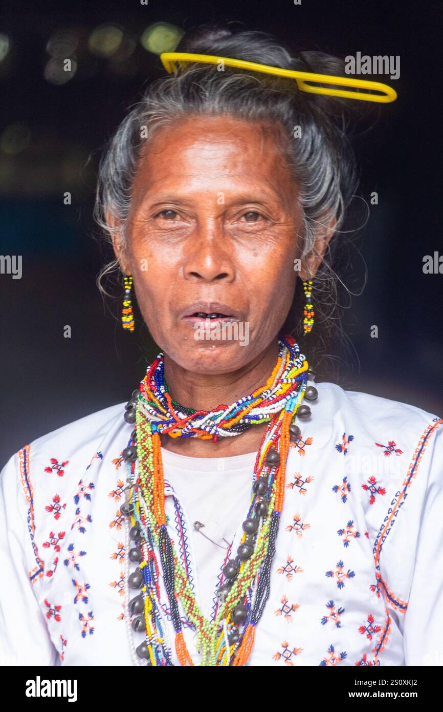 Ritratto di una donna Arumanen Manuvu anziana membro di una tribù Mindanao a Cotabato nelle Filippine Foto Stock