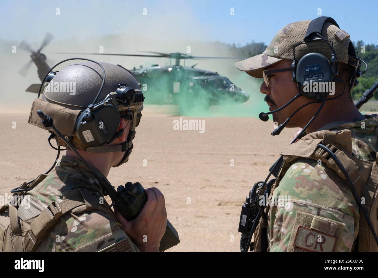 Capitano dell'aeronautica statunitense Trevor Wolfe, a sinistra, dirigente del 821st Contingency Response Group, e Tech. Sergente Steven Ramos, Right, un manager del 821st Contingency Response Squadron, assiste un elicottero UH-60L Black Hawk atterrando durante l'esercitazione HADES SENTINEL a Fort Hunter-Liggett a Jolon, California, 2 maggio 2024. Durante HADES SENTINTEL, il 821st CRS è stato valutato in base alle prestazioni della difesa di base in uno scenario di implementazione simulato. (Foto U.S. Air Force di staff Sgt. Scott Warner) Foto Stock