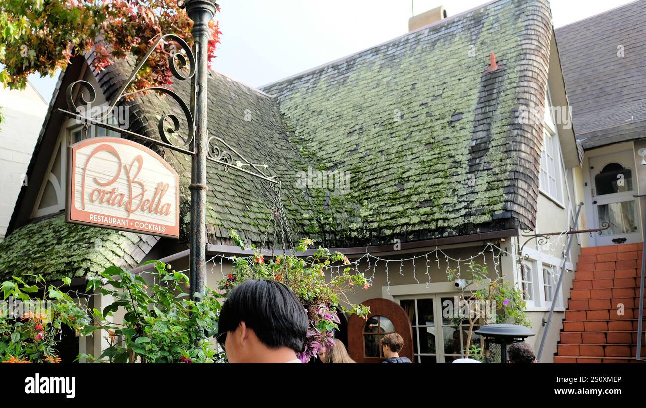 Cartello al ristorante porta bella e cocktail Bar sulla Ocean Avenue a Carmel, California; ristorante locale italiano e francese. Foto Stock