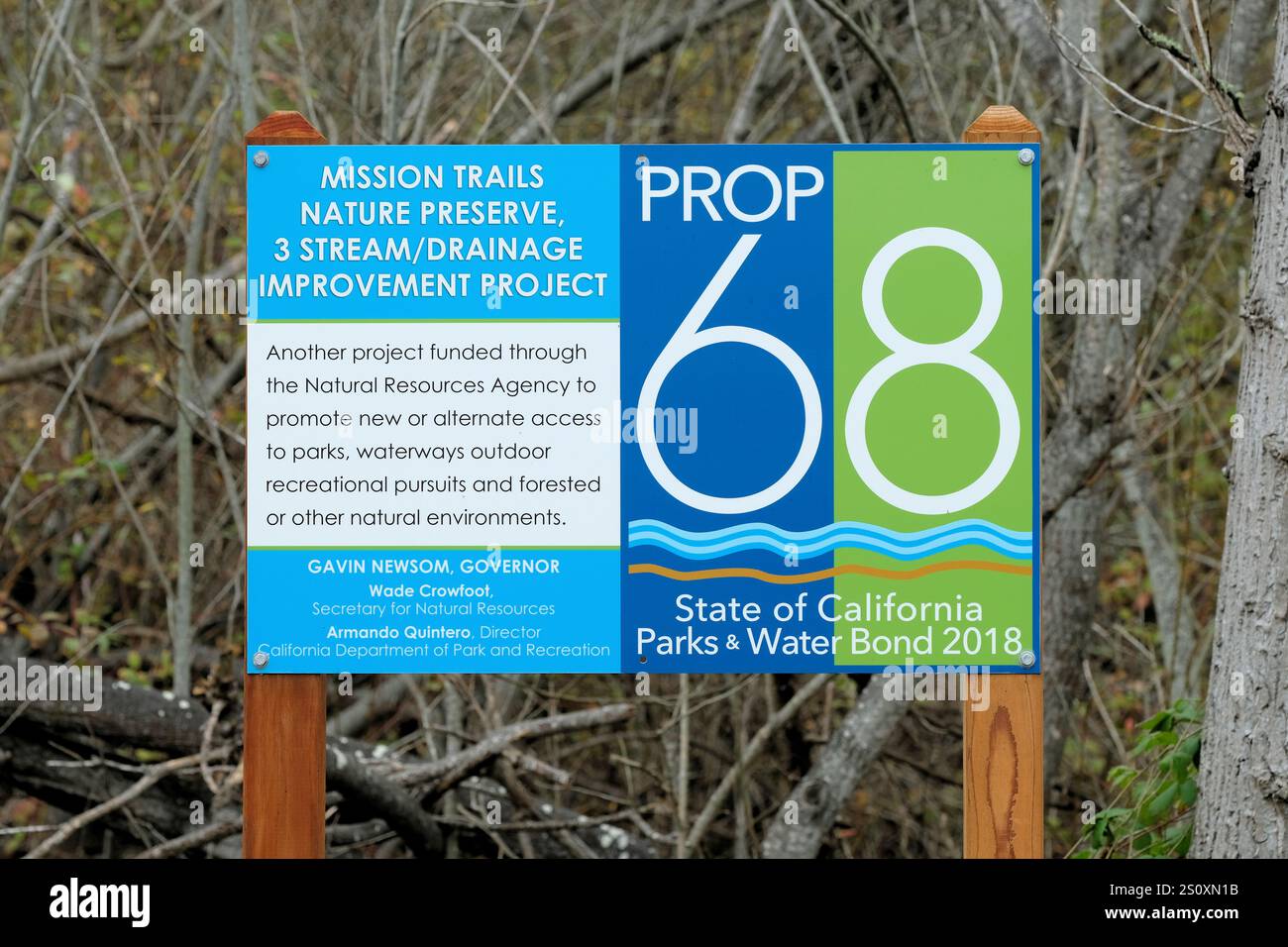 Simbolo Mission Trail Nature Preserve che riconosce l'uso dei fondi pubblici resi disponibili attraverso la misura obbligazionaria Proposition 68; Carmel, California. Foto Stock