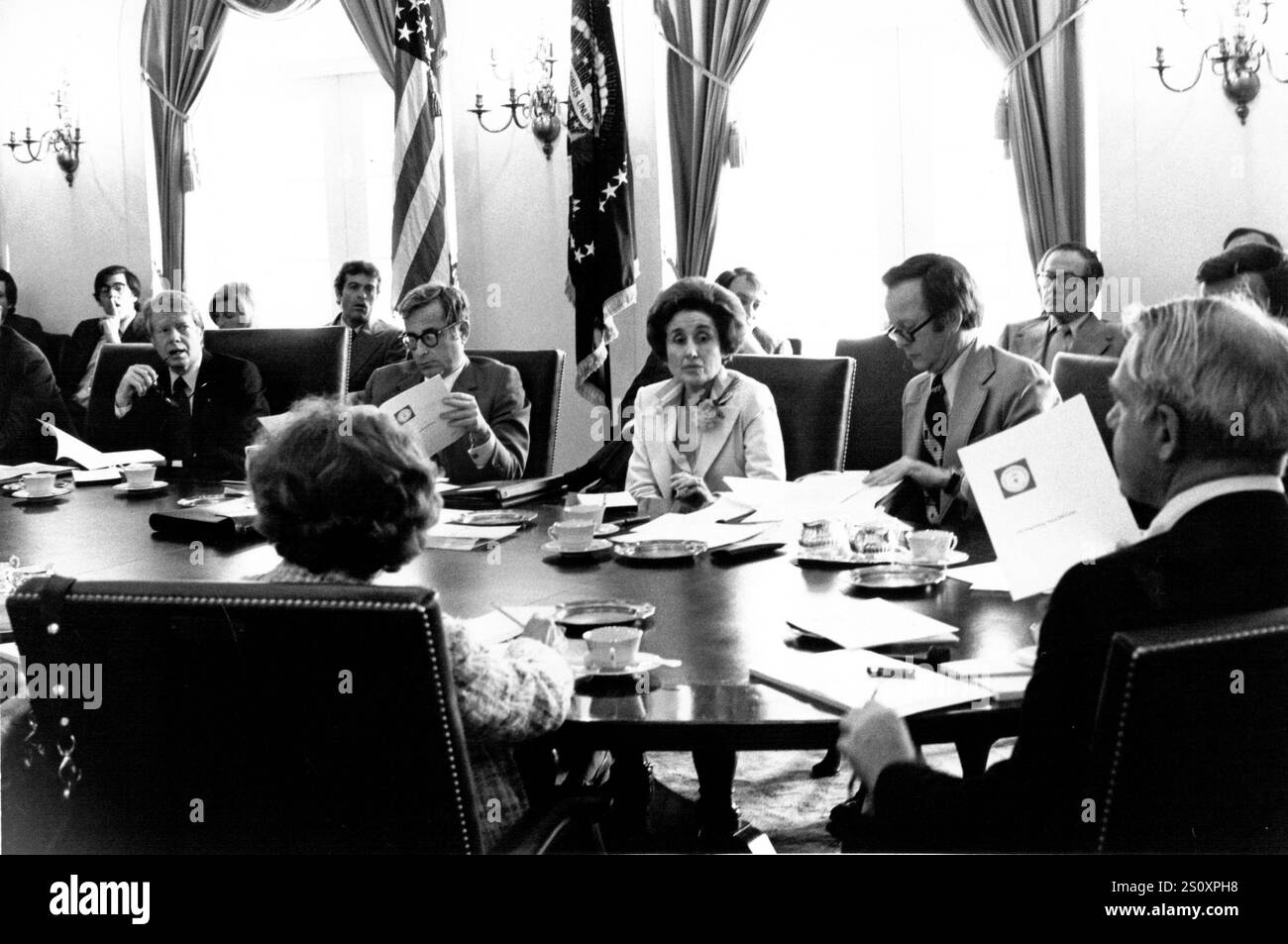 Il presidente degli Stati Uniti Jimmy Carter, a sinistra, e il segretario all'energia James R. Schlesinger, all'estrema destra con Back to the camera, discutono il rapporto della CIA sulla situazione energetica internazionale in una riunione del gabinetto della Casa Bianca a Washington, DC il 18 aprile 1977. Il Presidente dovrebbe consegnare un discorso energetico alla nazione in diretta televisiva la sera. Nelle sue osservazioni, il Presidente equiparerà la crisi energetica all'equivalente morale della guerra. Da sinistra a destra: Presidente Carter, Segretario alla difesa degli Stati Uniti Harold Brown, Segretario al commercio degli Stati Uniti Juanita M. Kreps, Foto Stock