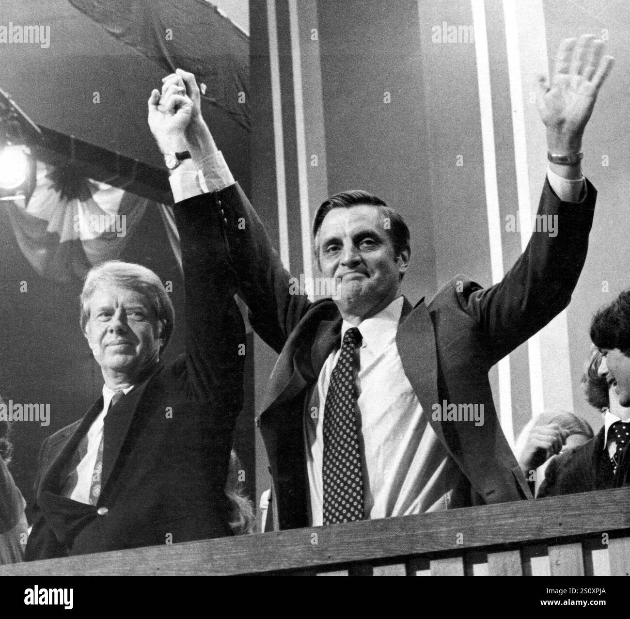 Il governatore Jimmy Carter (Democratico della Georgia), il candidato del Partito Democratico 1976 per il Presidente degli Stati Uniti, di sinistra, e il senatore degli Stati Uniti Walter Mondale (Democratico del Minnesota), il candidato del Partito Democratico del 1976 per il Vice Presidente degli Stati Uniti, di destra, riconoscono il plauso dei delegati dopo i loro discorsi di accettazione alla Convenzione Democratica del 1976 al Madison Square Garden, New York, New York, il 15 luglio 1976. Crediti: Frank Jurkoski/CNP Foto Stock