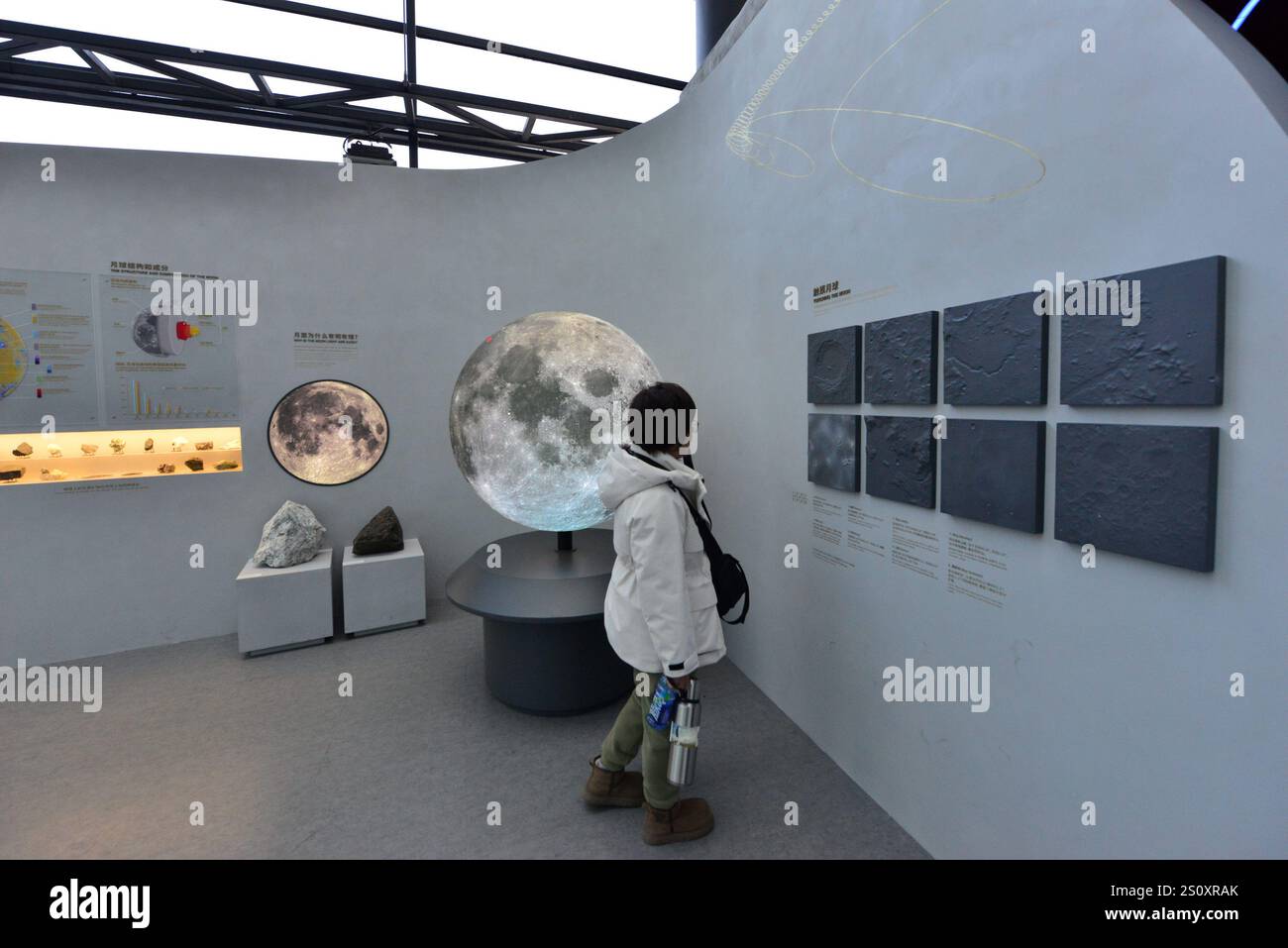 PECHINO, CINA- 30 DICEMBRE 2024 - campioni lunari di Chang 'e-5 sono esposti al planetario di Pechino a Pechino, Cina, 30 dicembre 2024. Foto Stock