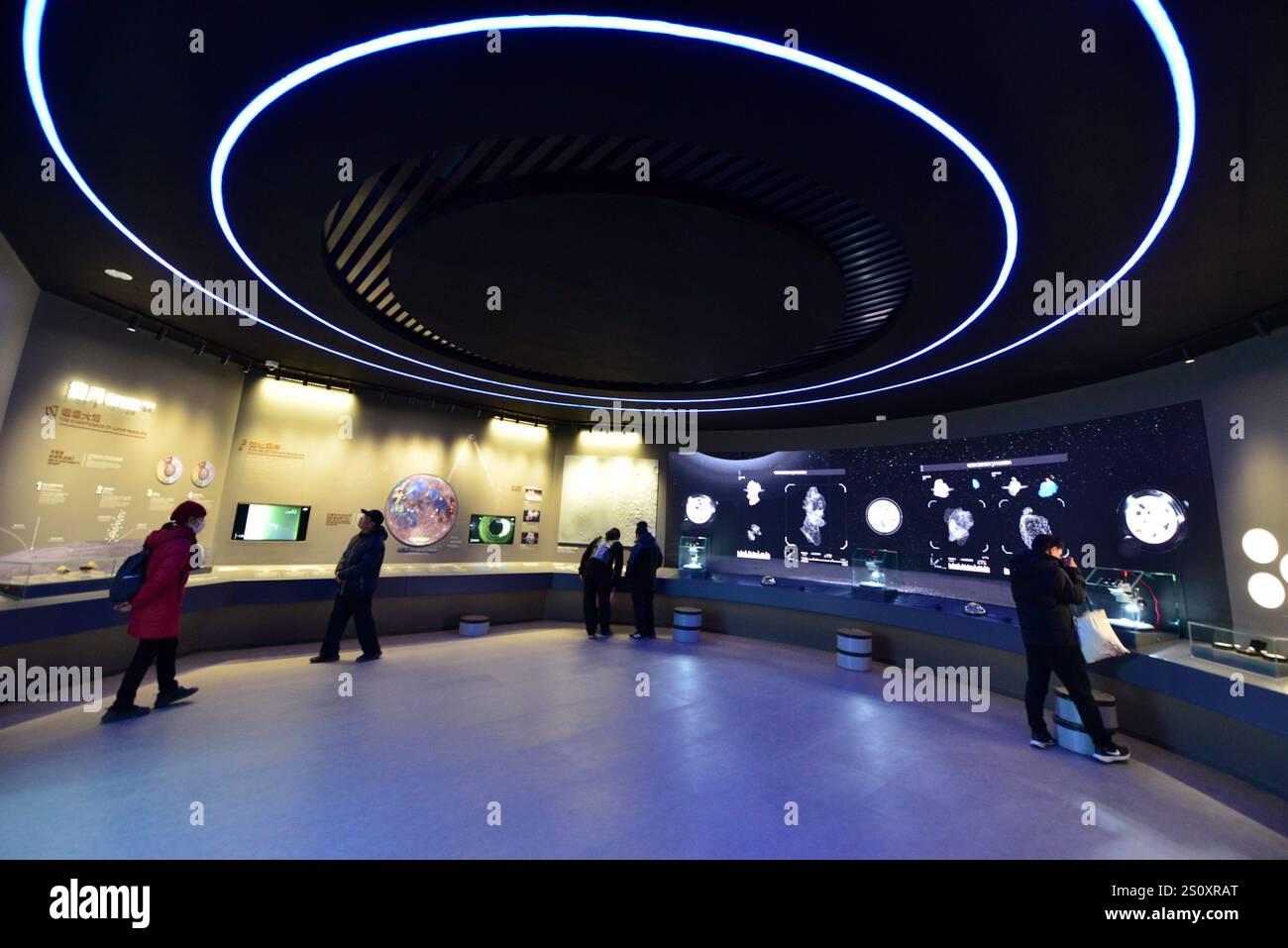 PECHINO, CINA- 30 DICEMBRE 2024 - campioni lunari di Chang 'e-5 sono esposti al planetario di Pechino a Pechino, Cina, 30 dicembre 2024. Foto Stock