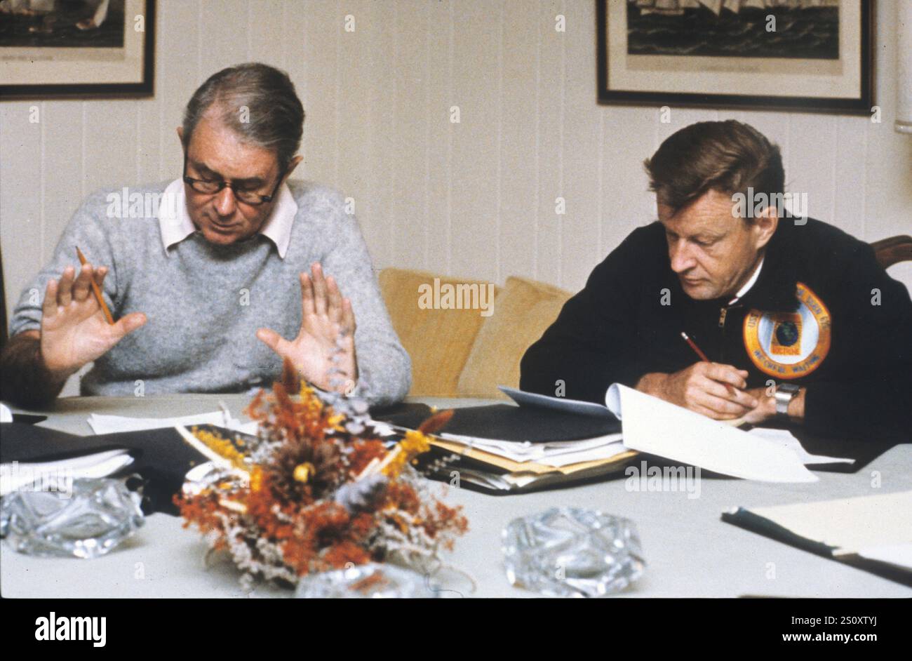 Il Segretario di Stato degli Stati Uniti Cyrus Vance, a sinistra, e il consigliere per la sicurezza nazionale Zbigniew Brezezinski, a destra, partecipano ad una riunione mattutina della delegazione americana a Camp David, vicino Thurmont, Maryland, prima della loro riunione di giovedì 14 settembre 1978.credito: White House via CNP Foto Stock