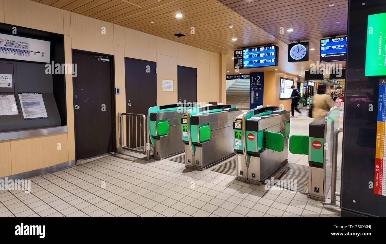 Scena serale alla stazione di Tenjin, Chuo Ward, città di Fukuoka, prefettura di Fukuoka, 18 dicembre, 2024. Foto Stock