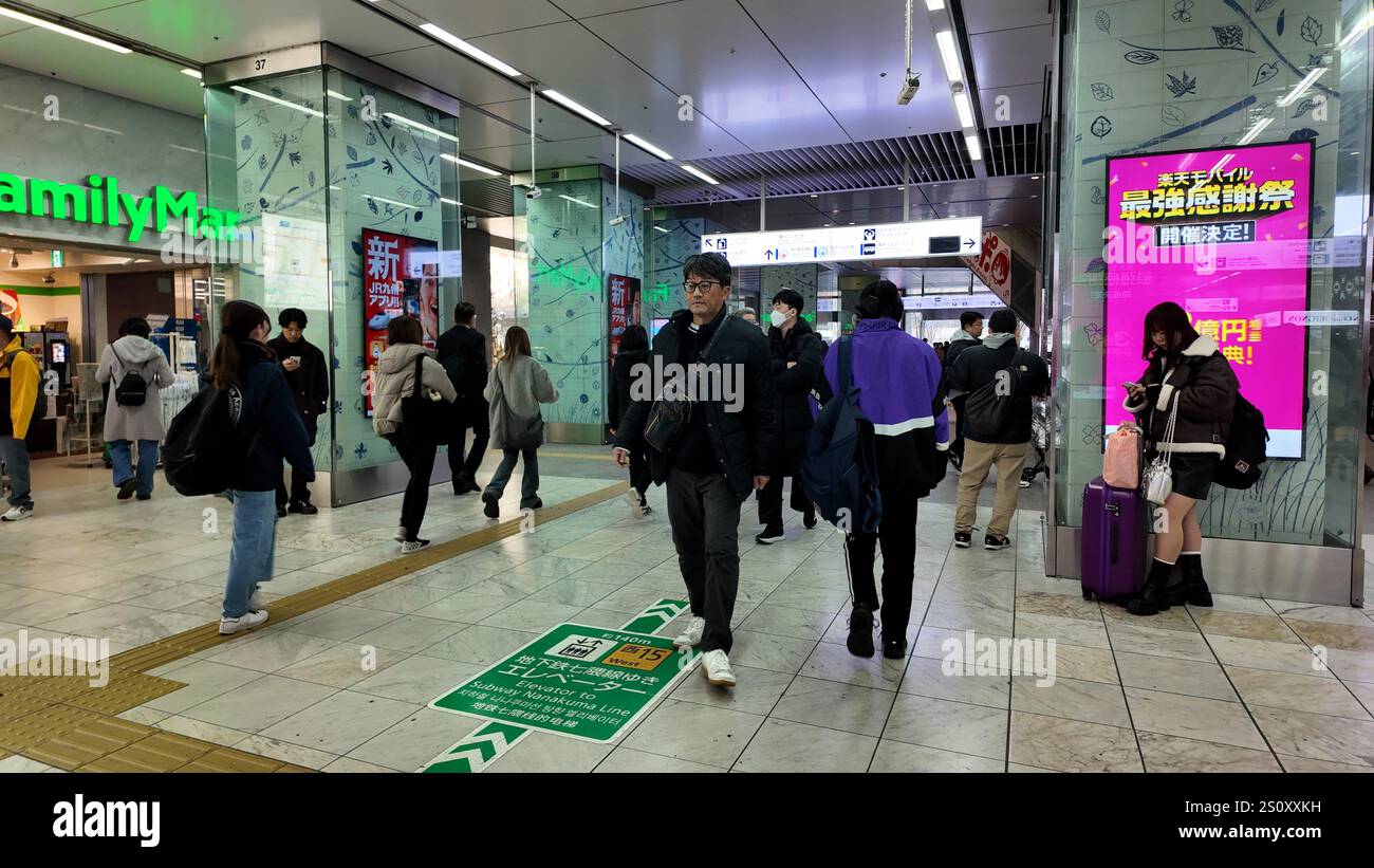 20 dicembre 2024 scena mattutina alla stazione di Hakata, Hakata Ward, città di Fukuoka, prefettura di Fukuoka. Foto Stock