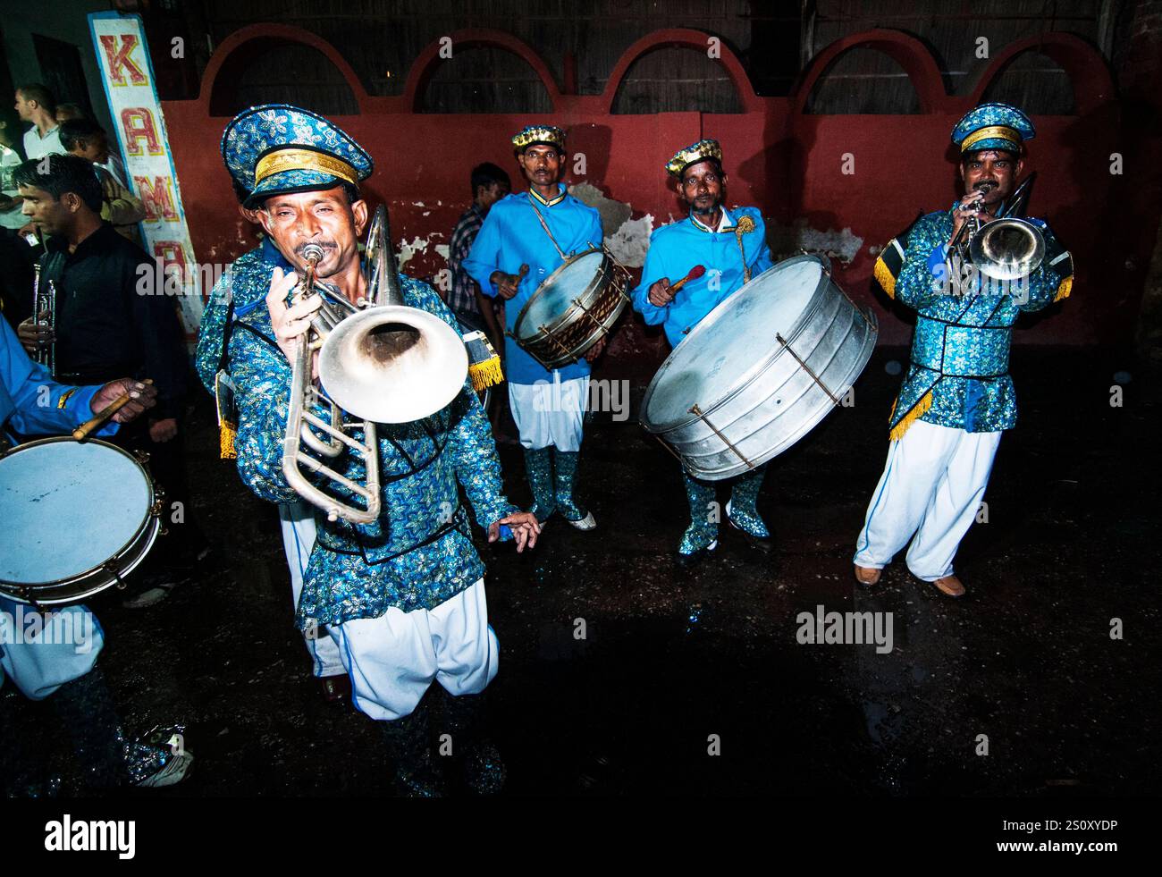 Una colorata processione di nozze indiana per le strade di Agra, India. Foto Stock