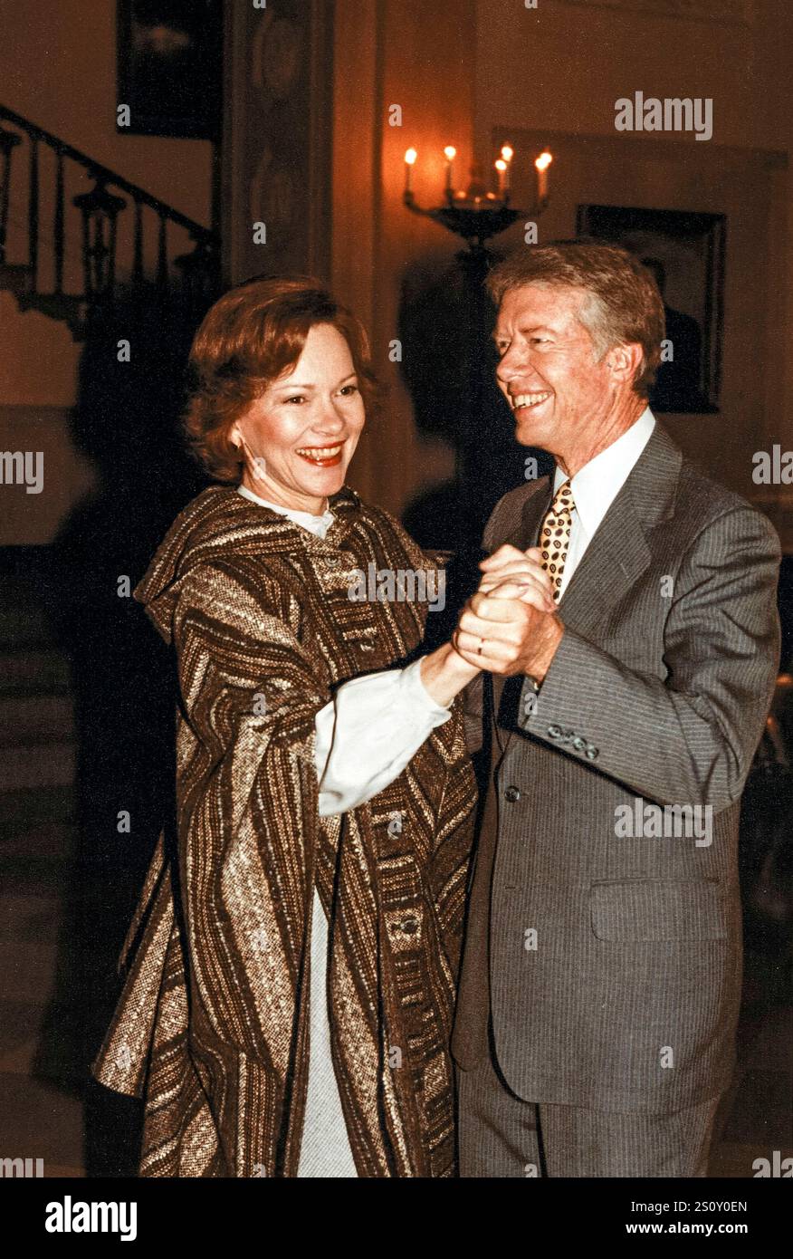 In questa foto pubblicata dalla Casa Bianca, il presidente degli Stati Uniti Jimmy Carter e la first lady Rosalynn Carter ballano nel Grand foyer della Casa Bianca a Washington, DC il 31 gennaio 1979. Foto obbligatoria di Karl Schumacher/Casa Bianca via CNP/ABACAPRESS. COM Foto Stock