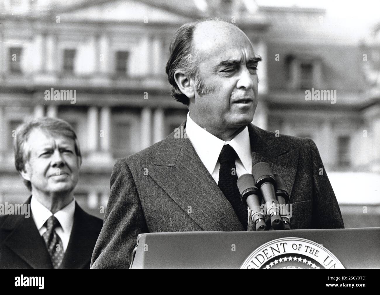 Il presidente messicano José López Portillo, a destra, fa alcune osservazioni, poiché è accolto alla Casa Bianca per una visita di Stato a Washington dal presidente degli Stati Uniti Jimmy Carter, partito lunedì 14 febbraio 1977. Nelle sue osservazioni, il presidente López Portillo ha elogiato le relazioni tra Stati Uniti e Messico e non vede l'ora di parlare con il presidente Carter. Crediti: Benjamin E. "Gene" forte / CNP / MediaPunch Foto Stock