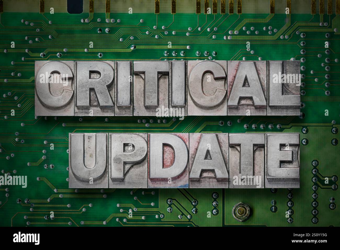 frase di aggiornamento critico realizzata con blocchi di carta intestata metallici sullo sfondo verde della scheda pc Foto Stock