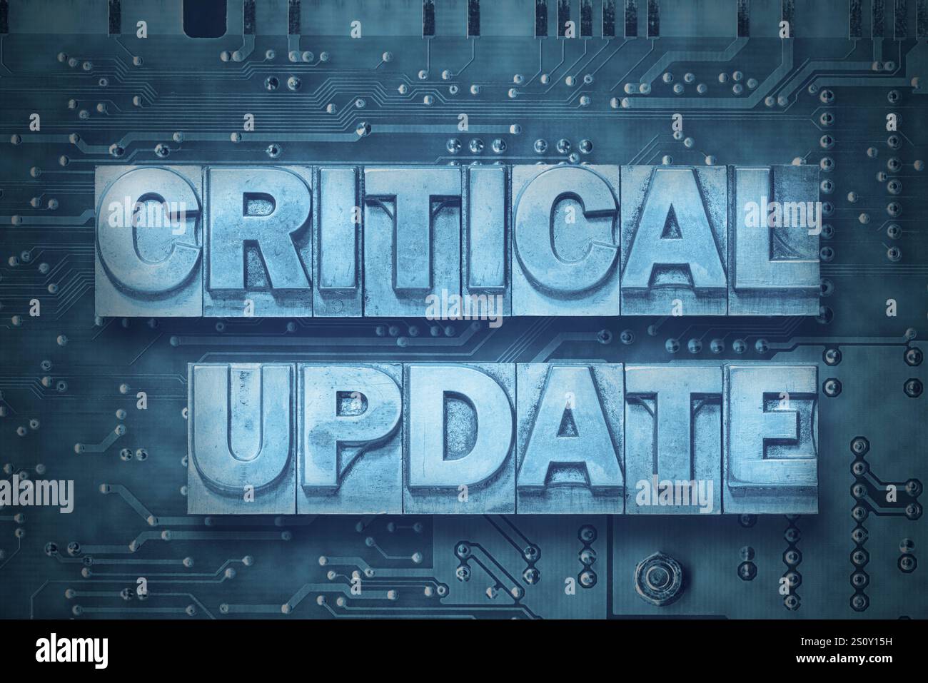 frase di aggiornamento critico realizzata con blocchi di carta intestata metallici sullo sfondo della scheda pc Foto Stock