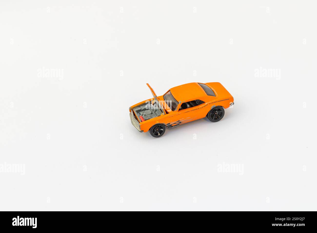 Classica giocattolo arancione con cappuccio aperto su sfondo bianco isolato Foto Stock