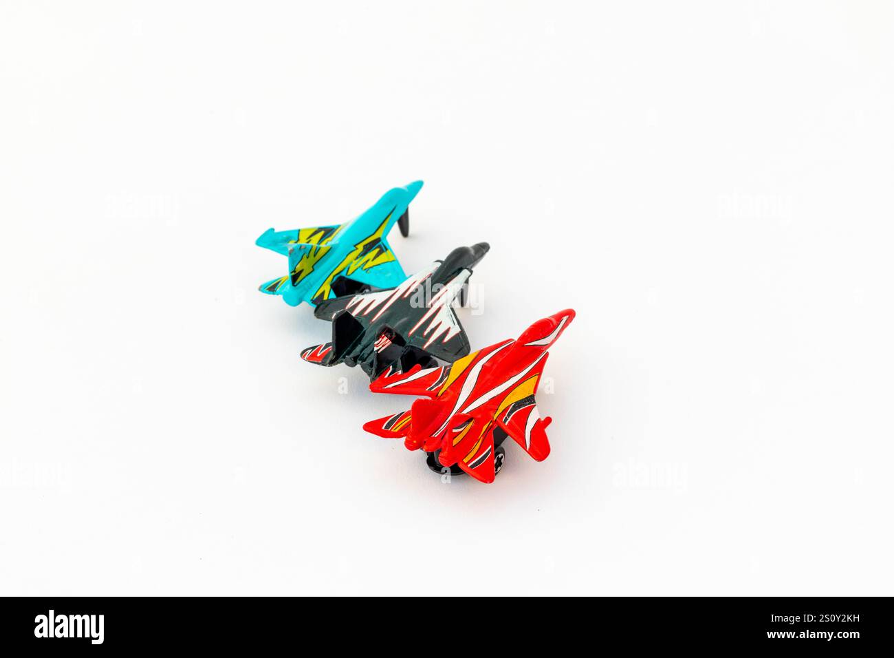 Set di tre coloratissimi getti da caccia giocattolo di colore blu, rosso e nero su sfondo bianco isolato Foto Stock