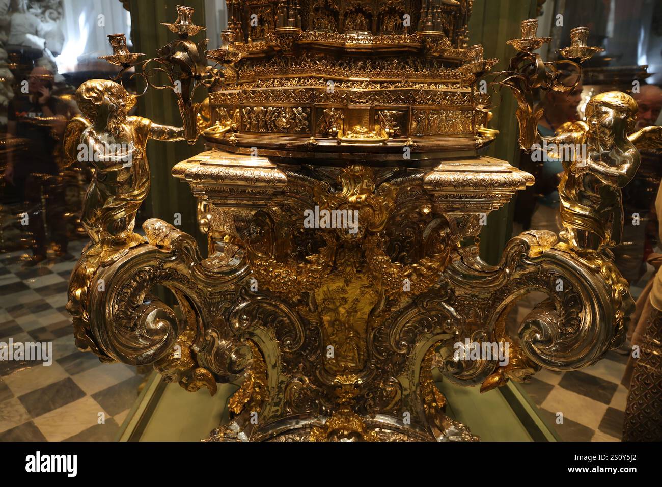 Primo piano del mostro dorato nella cappella della Moschea di Santa Teresa/Cattedrale di Cordova, Andalusia, Spagna Foto Stock