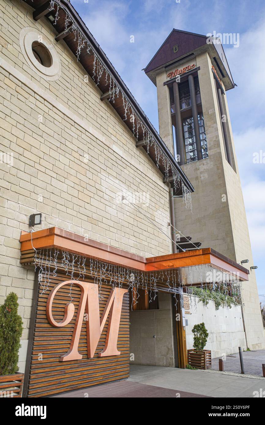 Haro, Spagna - 28 dicembre 2024: L'azienda vinicola Bodegas Muga di Haro, la Rioja, Spagna Foto Stock