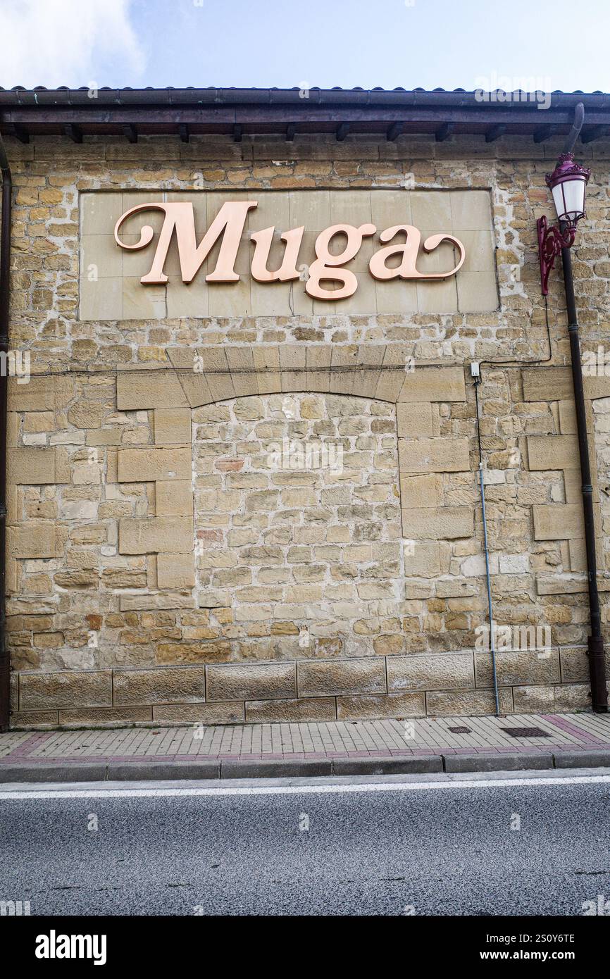 Haro, Spagna - 28 dicembre 2024: L'azienda vinicola Bodegas Muga di Haro, la Rioja, Spagna Foto Stock