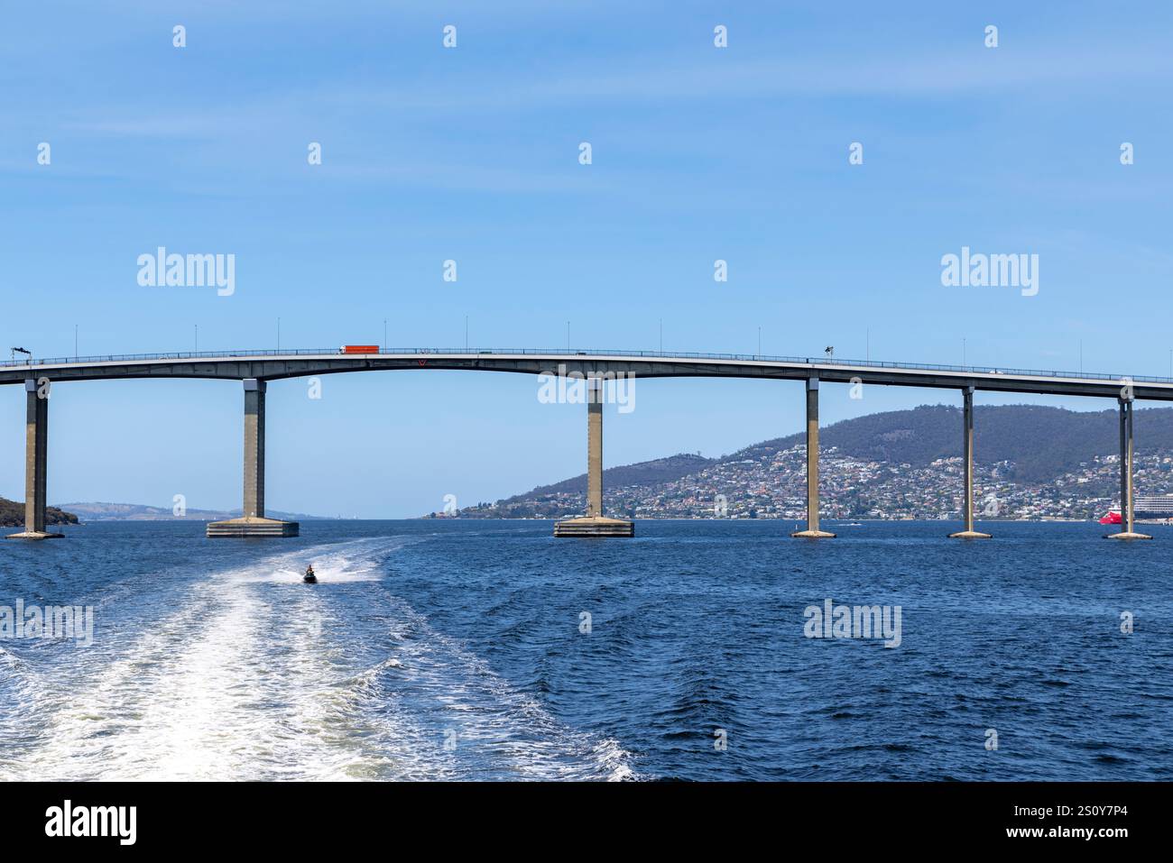 Hobart Tasmania, il Tasman Bridge sul fiume Derwent, un ponte in cemento precompresso per la Tasman Highway attraverso il fiume, Australia Foto Stock
