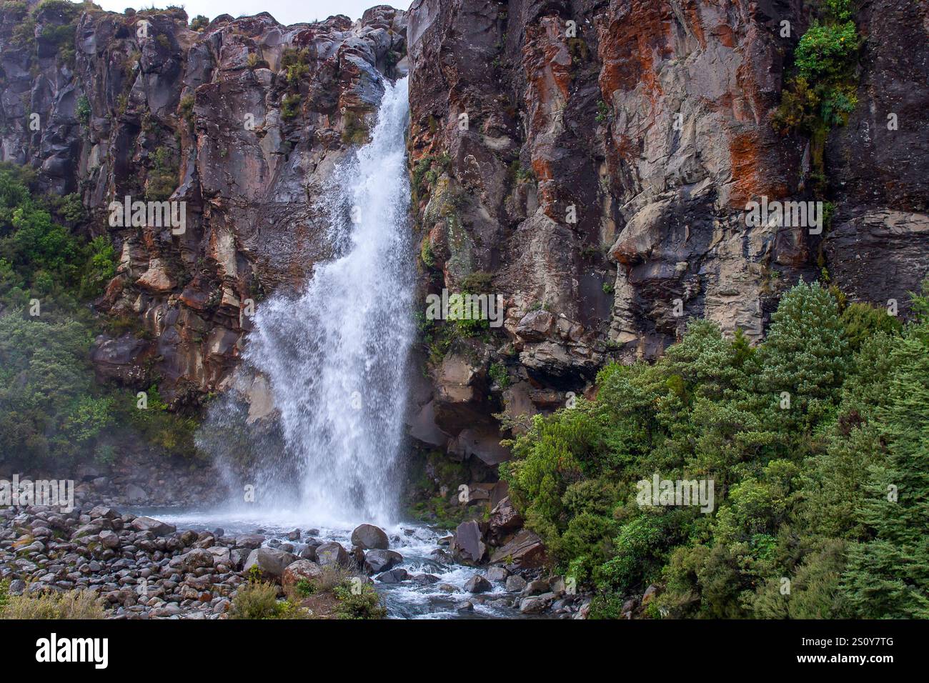 Cascata lungo il Tongariro Crossing, Nuova Zelanda Foto Stock